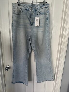 NWT Emmiol Women’s Flare Jeans.